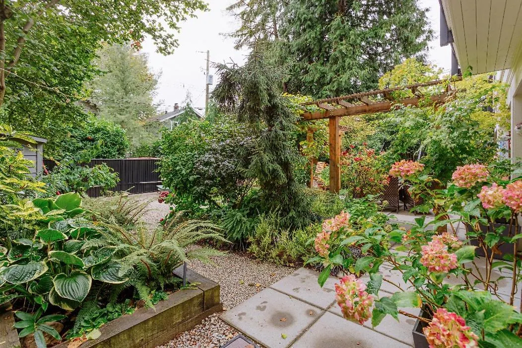 West Side 1Br Dunbar Garden Suite Vancouver Apartment