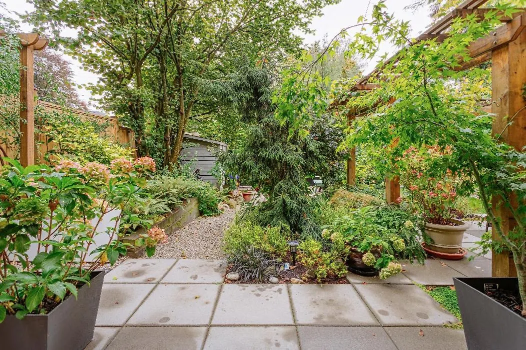 West Side 1Br Dunbar Garden Suite Vancouver Apartment