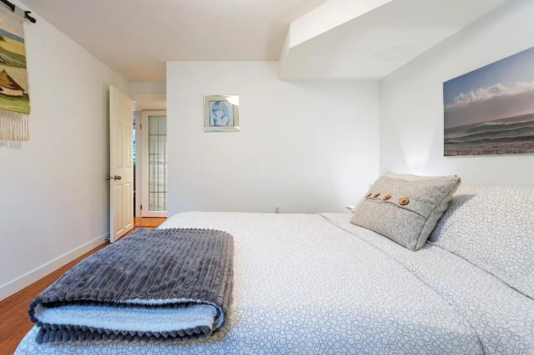 West Side 1Br Dunbar Garden Suite Vancouver 0*,  Canada