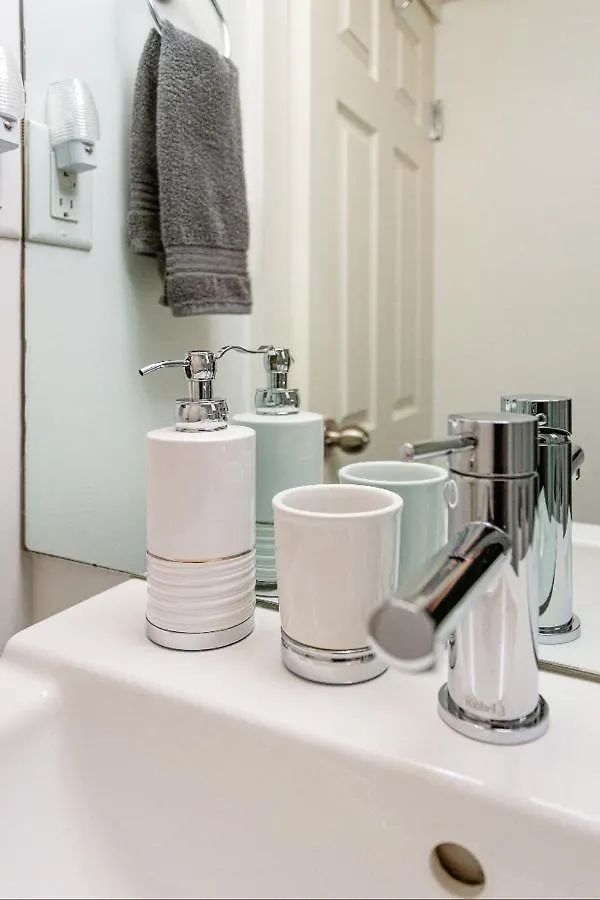 West Side 1Br Dunbar Garden Suite Vancouver 0*,  Canada