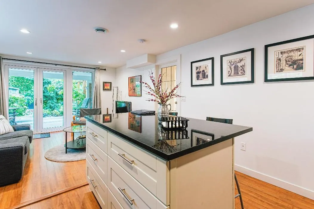 West Side 1Br Dunbar Garden Suite Vancouver