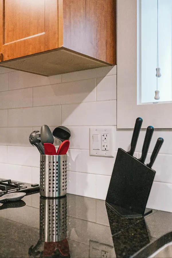 West Side 1Br Dunbar Garden Suite Vancouver