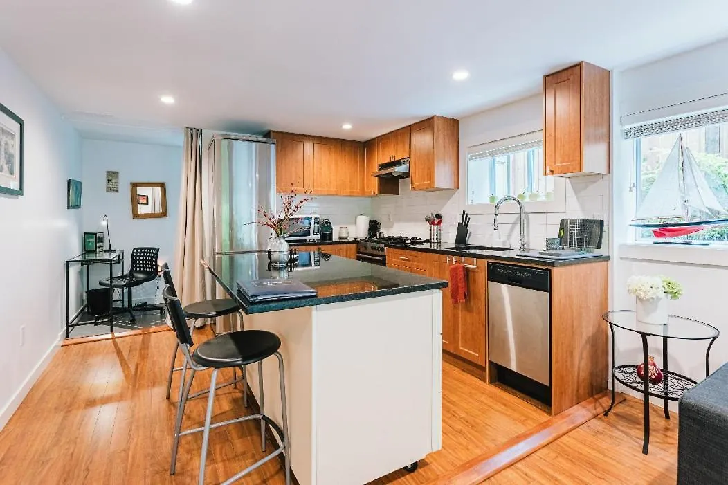 West Side 1Br Dunbar Garden Suite Vancouver Apartment