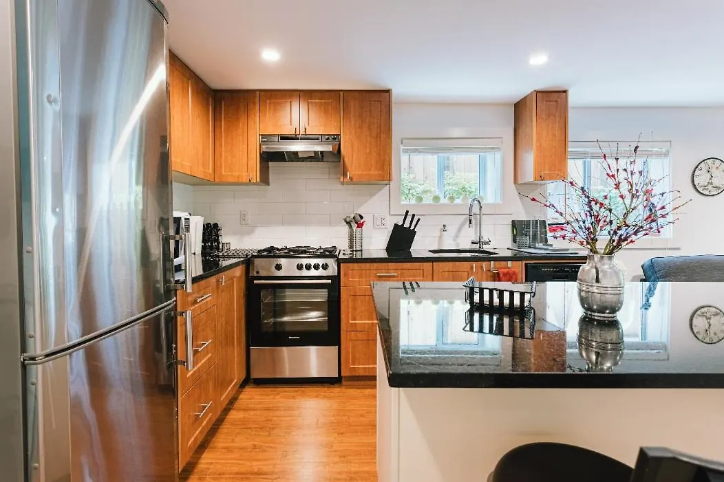 West Side 1Br Dunbar Garden Suite Vancouver